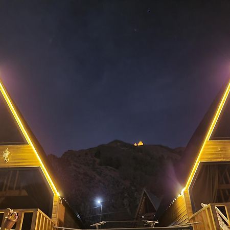 Pine Chalet Kazbegi מראה חיצוני תמונה