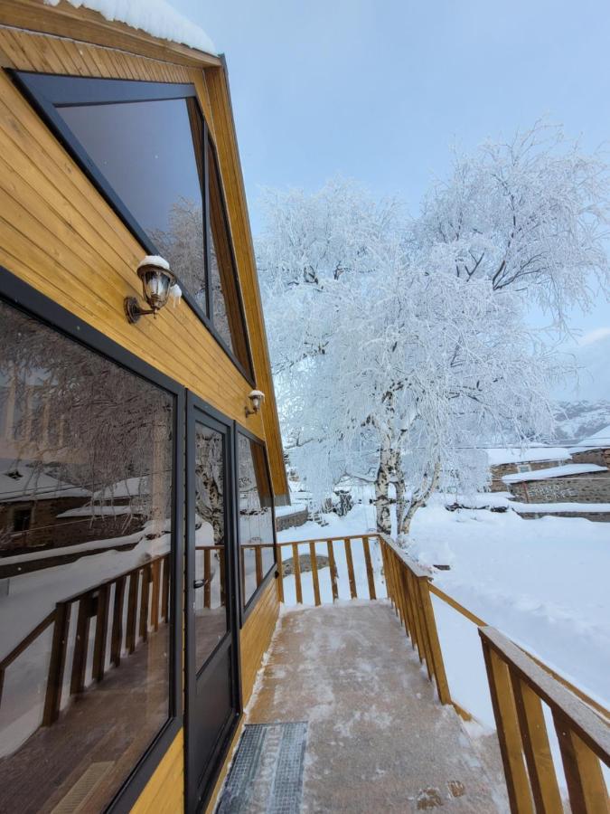 Pine Chalet Kazbegi מראה חיצוני תמונה