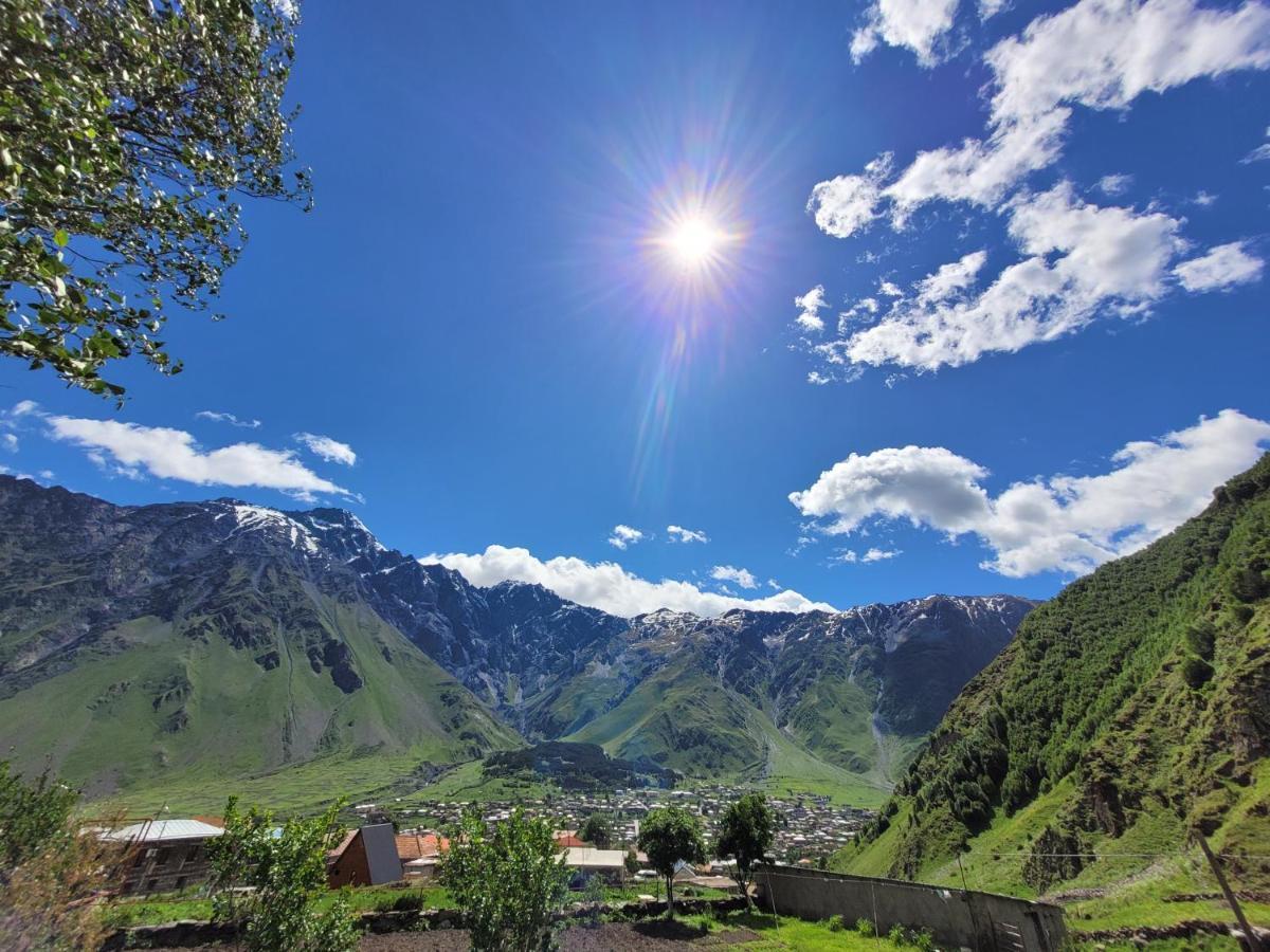 Pine Chalet Kazbegi מראה חיצוני תמונה