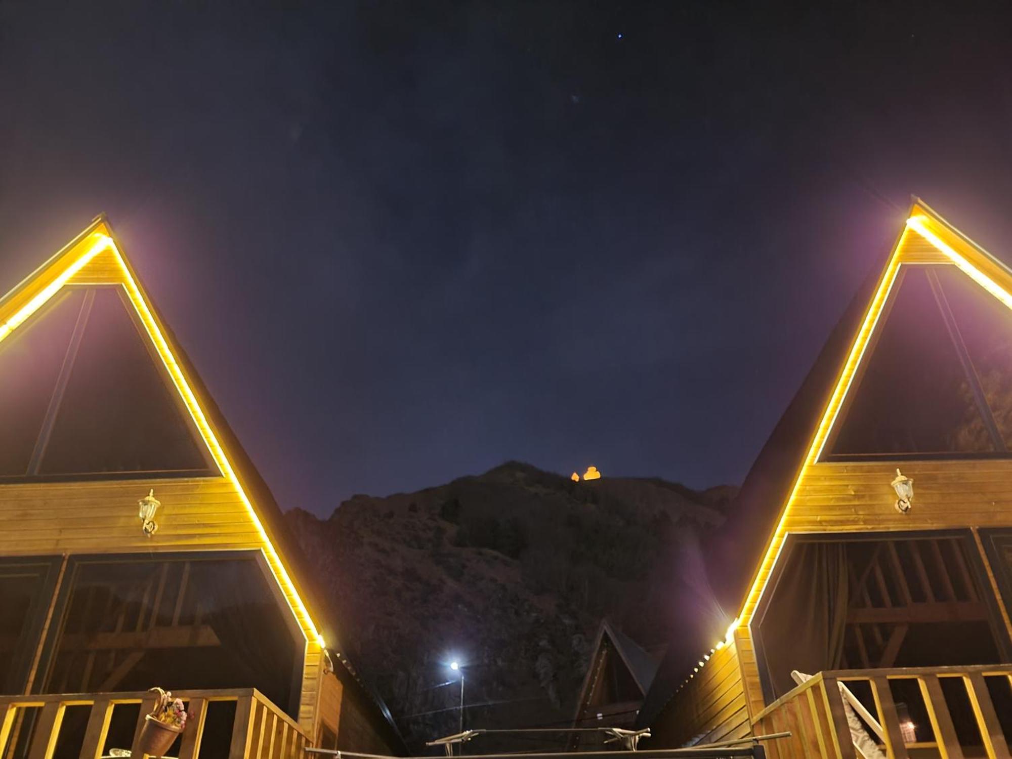 Pine Chalet Kazbegi מראה חיצוני תמונה