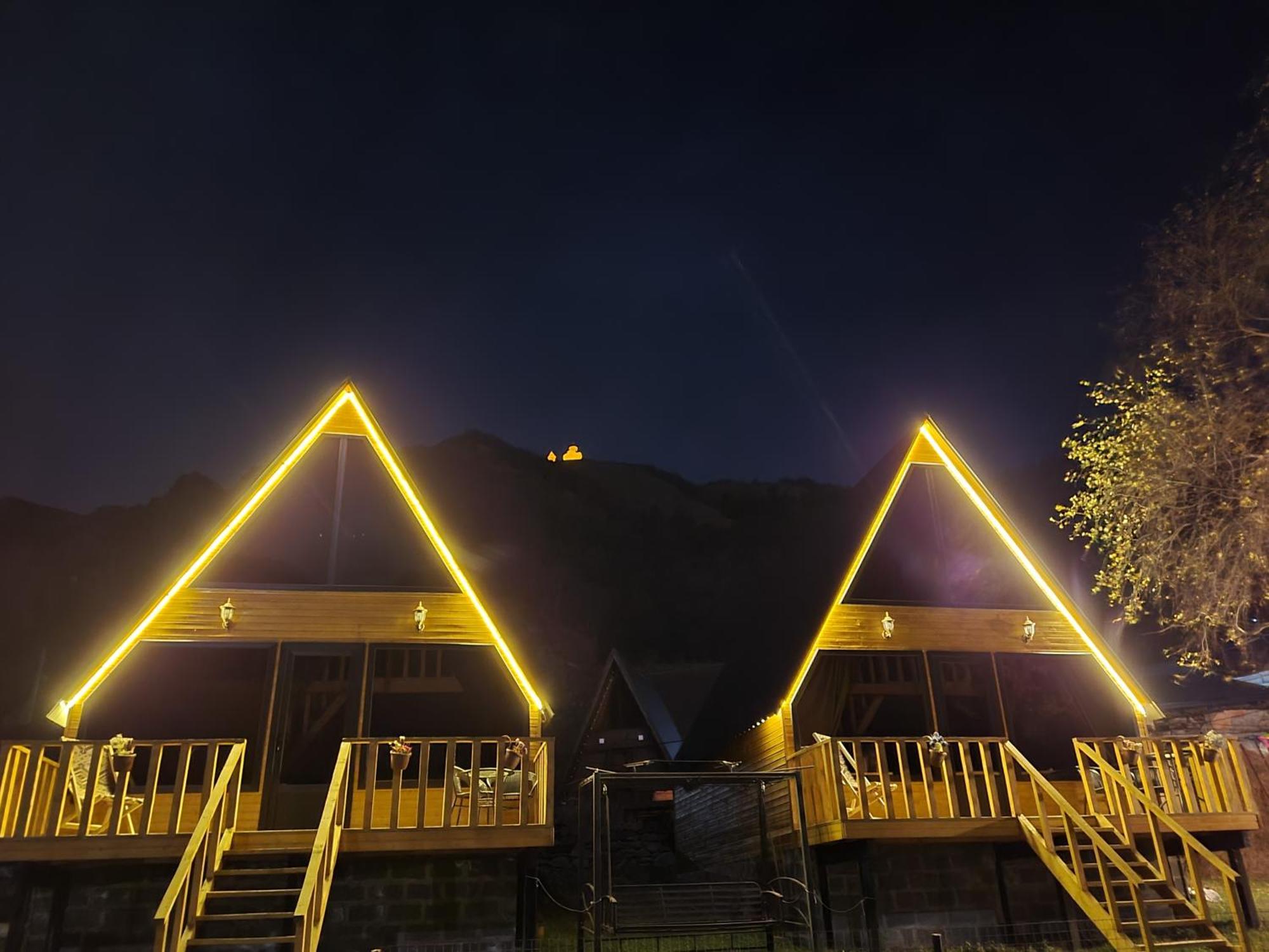 Pine Chalet Kazbegi מראה חיצוני תמונה