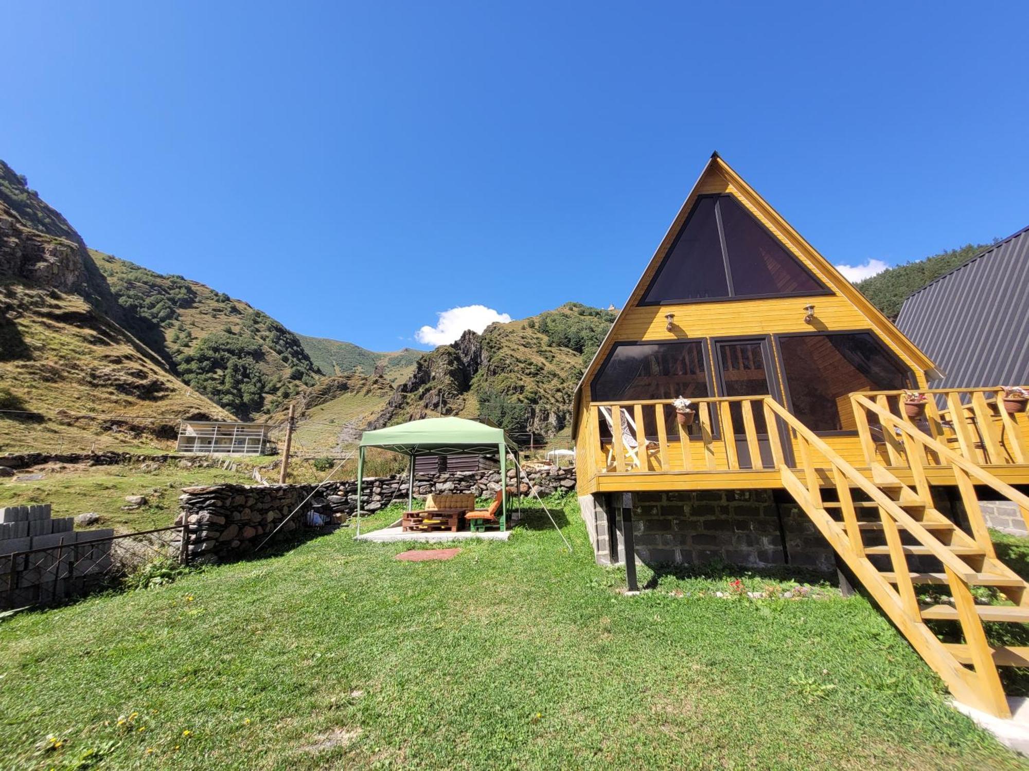Pine Chalet Kazbegi מראה חיצוני תמונה